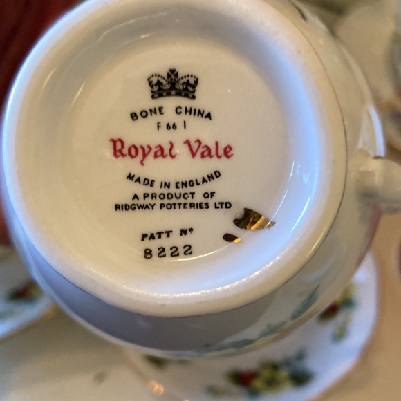 Gorgeous Old Fashioned Set of 2 Tea Cups and Saucers MADE IN ENGLAND - Picture 2 of 3